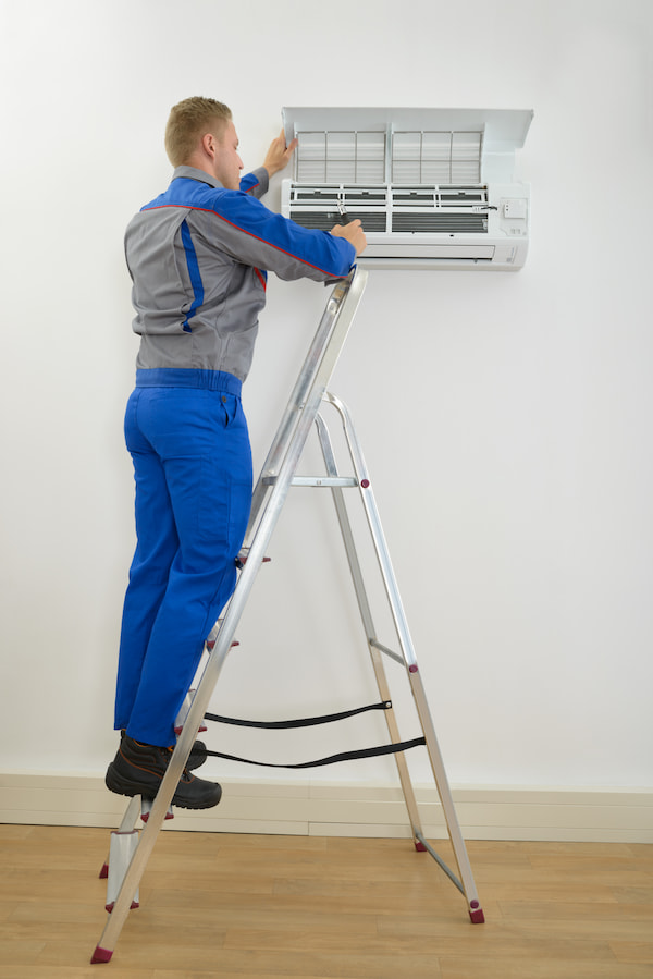 Mann montiert Klimaanlage in Wohnung
